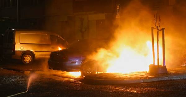 Jaguar brandt uit in Oss, politie denkt wederom aan brandstichting.