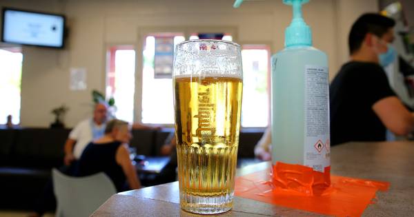 Voetbalclub Excellent in Oploo maakt een kroeg van de sportkantine en mag eerder open - De Gelderlan