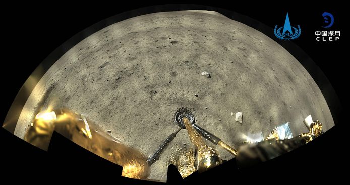 Een beeld van de maan genomen met een speciale panoramische camera aan boord van de lander.