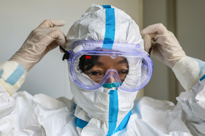 Een dokter in Wuhan beschermt zich tegen het virus.
