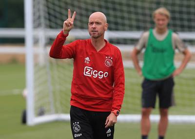 Ajax-trainer Ten Hag voert verbeten strijd tegen de klok