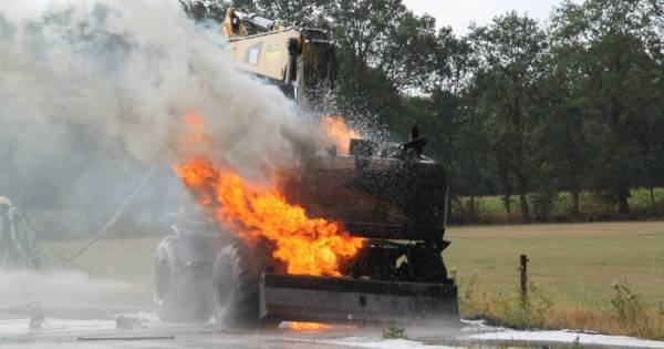 Vlammen slaan uit brandende kraan bij Weerselo, weg afgesloten
