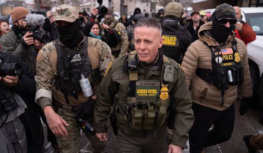 Gregory Bovino’s laatste dagen bij de Amerikaanse migratiepolitie ICE: harde woorden maar weinig spijt