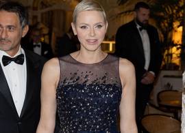 Prinses Charlene draagt paillettenjurk uit de sale naar kerstgala