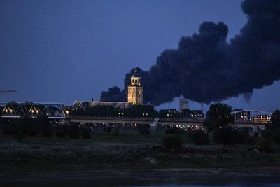 Explosies gehoord bij enorme brand op industrieterrein Deventer