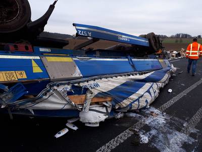 Puinhoop na inhaalactie in Zeddam, weg bezaaid met shampoo