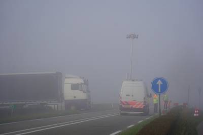 Vrachtwagen rijdt motorrijder aan in dichte mist in Hooge Zwaluwe