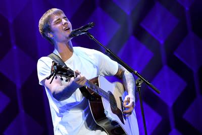 Justin Bieber gaat lange witte T-shirts verkopen