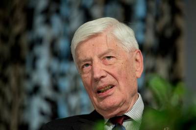 Oud-premier Van Agt rookt na 86 jaar eerste joint