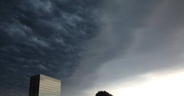 Noodweer in Brabant: blikseminslag, gewonden, schade en problemen met treinen - BD.nl