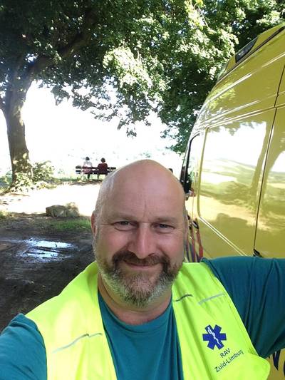 Ambulancechauffeur strijdt voor gratis zorgverzekering voor collega's