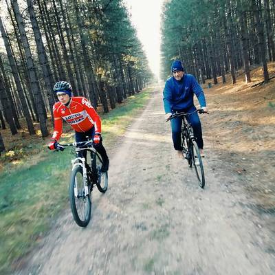 Stig Broeckx trapte afgelopen weekend 40 km in het herfstzonnetje langs zijn vader. "Ik sputterde tegen, want dat was toch wat ver", zegt papa Peter. "Maar voor ik het wist, was hij weg."