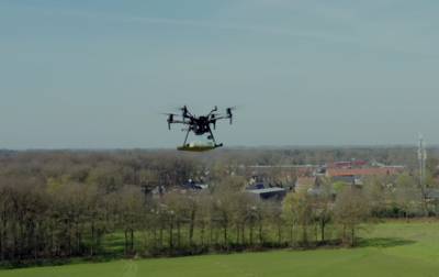 Verjaardagscadeau in Bentelo met drone bezorgd door zoon