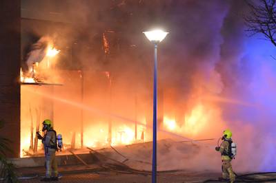 Rotterdamse woontoren ontruimd na grote brand in shishalounge
