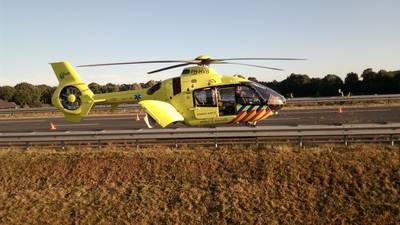 A12 bij Veenendaal dicht na ongeluk met meerdere auto's, traumaheli landt op snelweg