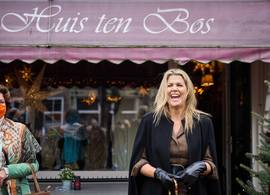 Die willen we aan met de feestdagen: koningin Máxima gespot in chique zwarte cape