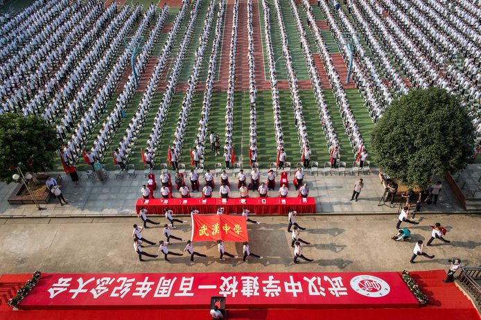 Leerlingen bij de openingsceremonie van het nieuwe schooljaar in Wuhan.