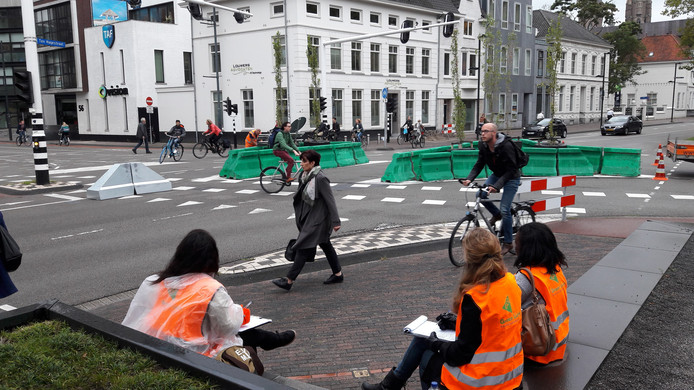 Verkeerstellers tellen het aantal fietsers en auto's en de route die ze nemen op de kruising Vestdijk-Ten Hagestraat-Kanaalstraat. Ook houden ze bij hoeveel auto's rechtdoor rijden op de Vestdijk waar dat niet meer mag.