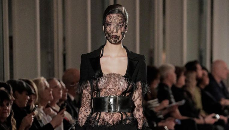 Model Met Masker En Gigantische Strapless Jurk Van Rood Kant