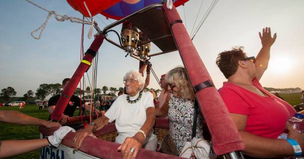 99-jarige Tineke geniet van haar eerste ballonvlucht