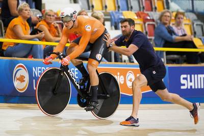 Hoogland herstelt zich op sprint van foutje en boekt ook plek in halve finales