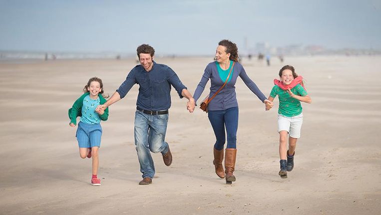 Afbeeldingsresultaat voor gezin aan zee