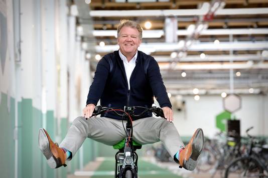 Wouter Jager, directeur van de Accel Group (onder andere Batavus en Sparta) heeft reden tot lachen. De fietshandel beleeft gouden tijden door de populariteit van de e-bike.