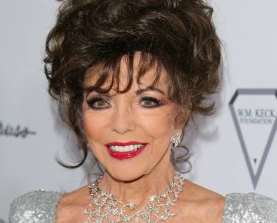 Joan Collins (85) behandeld in ambulance na hevige brand in appartement