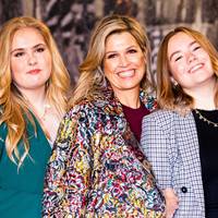 Déze taal spreekt koningin Máxima met haar dochters