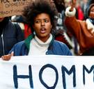 Meer dan 10.000 demonstranten op mars tegen vrouwengeweld: ‘Hopelijk hoort de politiek onze schreeuw’