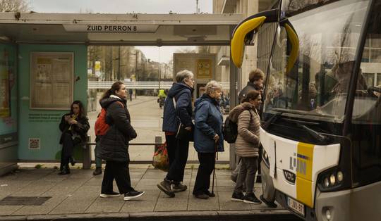 ‘Een dode mus’: politieke strijd om besparingen op De Lijn gaat onverminderd voort