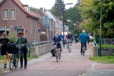 Veenendaal plaatst paaltje om auto’s bij fietsbrug te weren