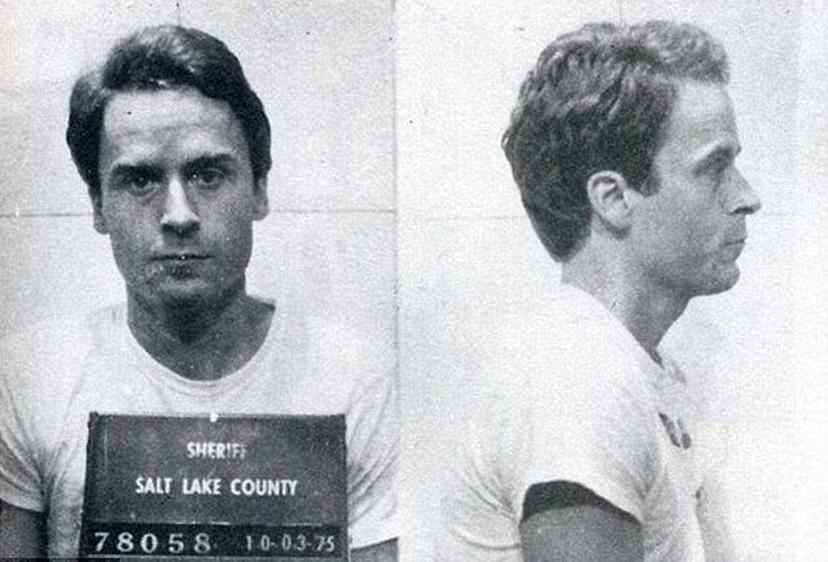 Ted Bundy poseert en profil en met een politiebord