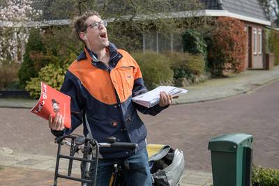 Somber of verveeld? ‘De zingende postbode’ uit Goor schiet te hulp