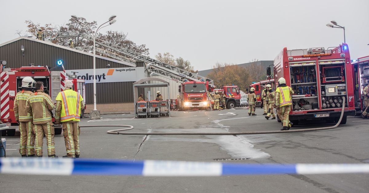 Uren Werk Met Dakbrand Bij Colruyt Filiaal Sint Pieters Leeuw In