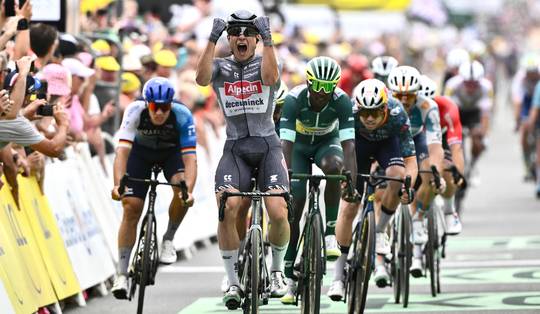 Jasper Philipsen bevrijdt zichzelf met een sprint uit het boekje in tiende etappe Ronde van Frankrijk
