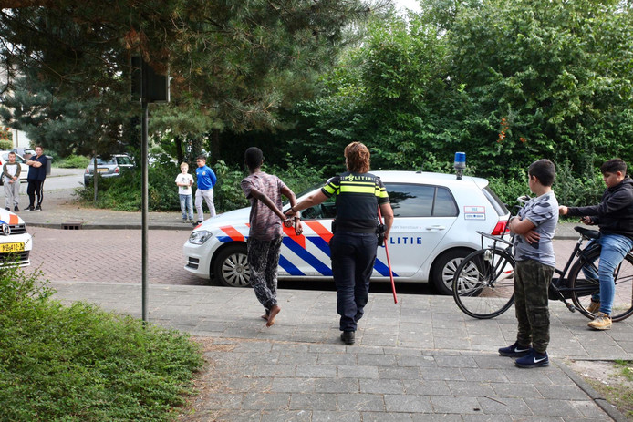 Een jongeman wordt aangehouden.