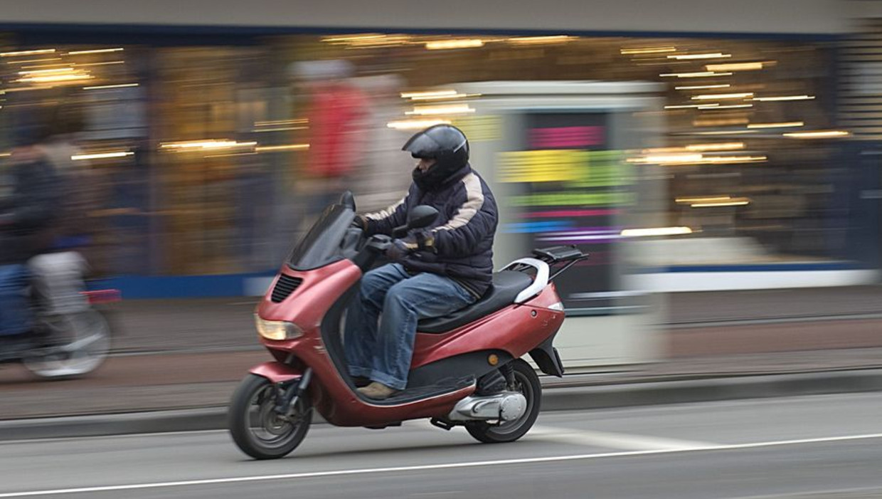 Jongeren Op Brommer Vaak Geen Rijbewijs Het Parool