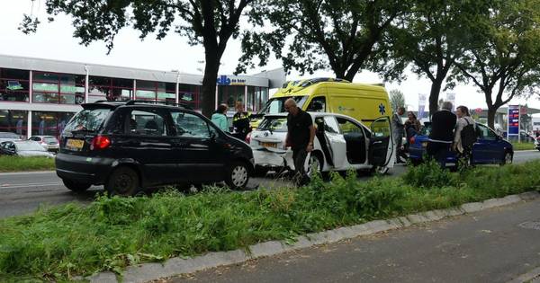 Gewonde bij mini-kettingbotsing in Elburg.