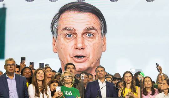 Veroordeelde Jair Bolsonaro mag geen campagne voeren voor zoon, maar probeert via AI
