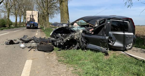 Automobilist ernstig gewond door botsing achterop vrachtwagen in Maren-Kessel.