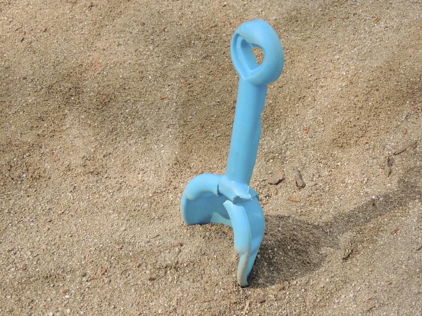 Blauw schepje in het zand