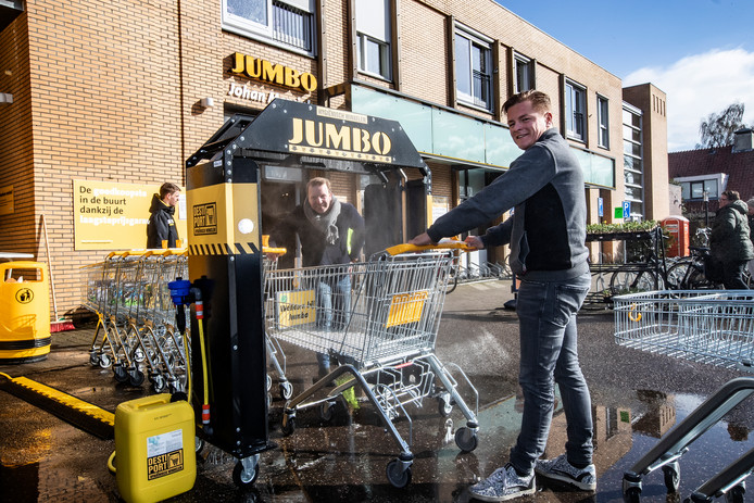Holtenaar Floris Schoemaker (front) and Alex Punte from Oldenzaal came up with the miniwash for shopping carts in Bathmen.