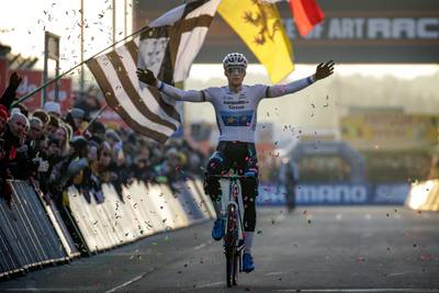 Van der Poel de sterkste in Heusden-Zolder, Nieuwenhuis knap derde