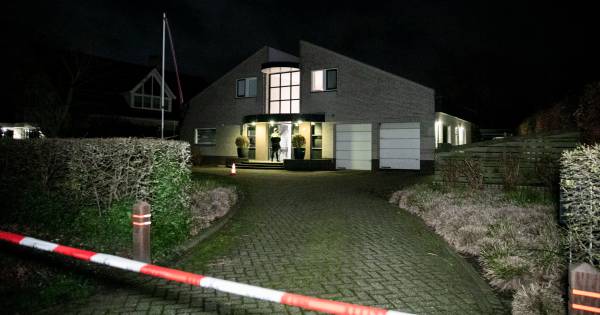 Opgesloten echtpaar staat na overval met briefje voor het raam: 'HELP! BEL 112' - BD.nl