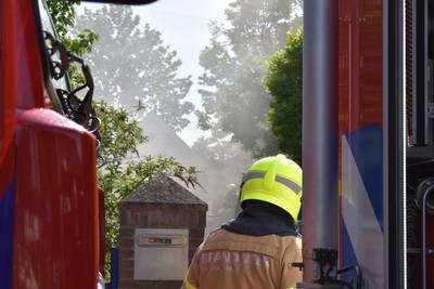 Flinke brand bij vrijstaand huis in Elst: grote rookpluimen en vlammen te zien