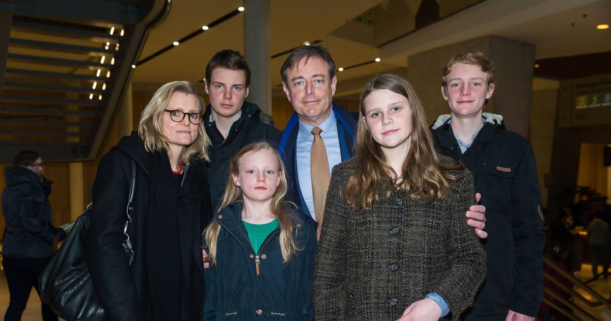 Uitzonderlijk Bart De Wever poseert met hele gezin op rode loper hln.be