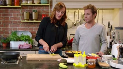 45. Hartige maïskoekjes met chili, avocadoroomijs met kokosroom en avocadomasker (Mathias Coppens)