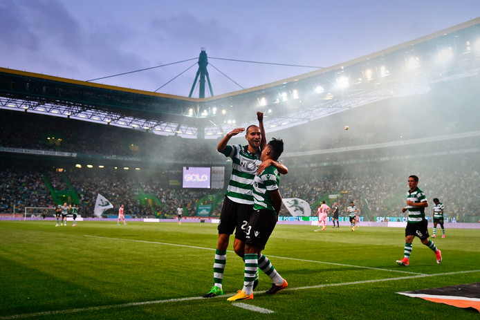 Bas Dost juicht na zijn hattrick tegen Chaves.
