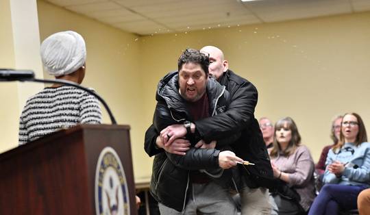 ▶ ‘Mensen zoals hij begrijpen niet hoe sterk Minnesota is’: Democratisch Congreslid aangevallen tijdens toespraak in Minneapolis